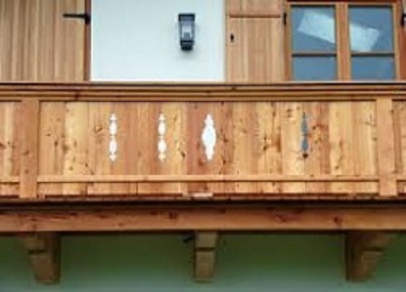 Altbausanierungen - Balkon aus Holz - Unsere Dienstleistungen Altbausanierungen - Holzarbeiten der Zimmerei Gruber aus München