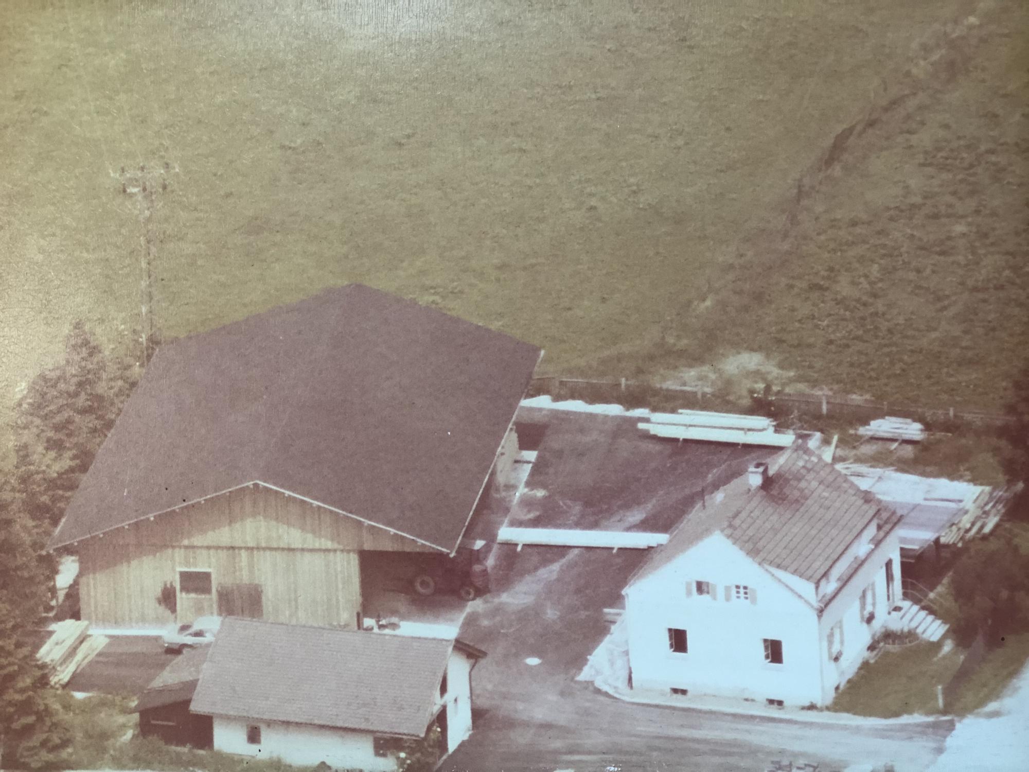 Bild Bau der Firmenhalle - Unsere Historie Bau der Firmenhalle - Bau der Firmenhalle auf neu erworbenes Grundstück - Erweiterung der Zimmerei Gruber aus München